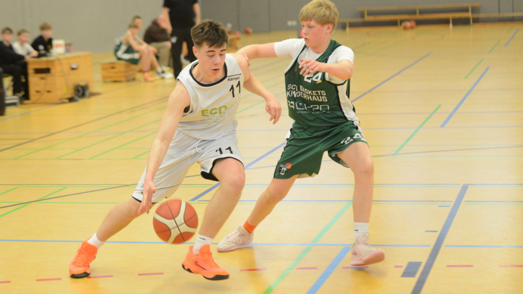 Am letzten Spieltag der langen Jugendsaison mussten gleich 3 Teams in Recklinghausen ran. Nachdem die U18 am Mittwoch unter der Woche in Lüdinghausen enttäuschte, konnte sie gegen den Spitzenreiter aus Recklinghausen eine Top-Leistung zeigen. Die U12 und U14 sicherten mit Siegen ihre Tabellenplatzierungen ab. Die U16 hatte im Top-Spiel trotz guter Leistung das Nachsehen. Citybaskets Recklinghausen 2 – U12-1 70:116 Die Ibbenbürener reisten als Tabellensiebte zum Tabellenzehnten. Von Beginn an startete die Mannschaft überlegen und konnte sich bereits bis zum Ende des ersten Viertels einen vorentscheidenden Vorsprung (12:37) erspielen. Dieser wurde im weiteren Verlauf kontinuierlich weiter ausgebaut, so dass der Sieg dank einer geschlossenen Mannschaftsleistung auch in der Höhe vollauf verdient war. Die Mannschaft um die Trainer Christian Beuing und Jakob Freimuth beendet ihre Landesligasaison mit diesem gelungenen Abschluss auf Platz 6. Citybaskets Recklinghausen 2 – U14-1 53:84 Auch die U14 war in Recklinghausen gefordert und musste wie schon in der Vorwoche ersatzgeschwächt mit nur sechs Spielern antreten. Daher fand die Mannschaft um Trainer Pascal Niemann und Daniel Volmer zunächst nur schwer ins Spiel und geriet bis ins 3. Viertel hinein in einem insgesamt ausgeglichenen Spiel immer wieder kurzzeitig in Rückstand, obwohl der überlegene Sieg aus der Hinrunde eigentlich eine klare Entscheidung erwarten ließ. Am Ende reichten aber überragende 15 Schlussminuten, in denen der TVI auch seine körperliche Überlegenheit souverän ausspielte, um den 4. Platz mit einem deutlichen Sieg zu besiegeln und die Saison nach einigen Höhen und Tiefen versöhnlich zu beschließen. RSV Borken – U16-1 109:88 Zum letzten Saisonspiel reisten die Ibbenbürener zu den favorisierten Borkenern, starteten mit einer sehr guten Offensive und konnten das 1. Viertel mit 24:30 für sich entscheiden. Zwar kippte das Spiel bereits im 2. Viertel nicht zuletzt dank der körperlichen Überlegenheit der Borkener, allerdings war das Spiel zur Halbzeit (49:45) noch komplett offen. In der 2. Halbzeit gelang es dem TVI jedoch nicht mehr, die beiden Topscorer der Borkener zu stoppen, so dass am Ende eine deutliche Niederlage zu Buche schlug. Dennoch sind die Coaches Leonie Frontzeck und Nils Lammen mit dem Saisonverlauf und einem 4. Platz sehr zufrieden. S.C. Union Lüdinghausen – U18-1 77:58 Zu ungewohnter Zeit am späten Mittwochnachmittag trat die U18 ihr vorletztes Saisonspiel in Lüdinghausen an. Trotz guter Ausgangslage nach einem deutlichen Hinspielsieg und der besseren Tabellenplatzierung fand das Team um Trainer Tim-Felix Bühren nicht richtig ins Spiel und lag zur Halbzeit bereits knapp mit 40:33 zurück. Auch in der Folge gelang es den Spielern nicht, diesen Rückstand wieder auszugleichen. Citybasket Recklinghausen – U18-1 76:70 Zum Saisonfinale reiste die U18 zum klar favorisierten Tabellenführer nach Recklinghausen. Die Ibbenbürener starteten mit viel Druck und lagen zwischenzeitlich mit bis zu 15 Punkten vorne. Erst im letzten Viertel konnte Recklinghausen erstmalig in Führung gehen und diese dann bis zum Schlusspfiff verteidigen. Insgesamt erspielte sich das Team um die Trainer Tim-Felix Bühren und Julius Niehüser den 7. Platz in der Oberliga. „Hält man sich vor Augen, dass viele Spieler zusätzlich in der 2. Herrenmannschaft und der Jugendbundesliga-Mannschaft gespielt haben und deswegen häufiger fehlten, ist die Platzierung und Entwicklung sehr zufriedenstellend“, zieht Trainer Tim-Felix Bühren ein positives Fazit.